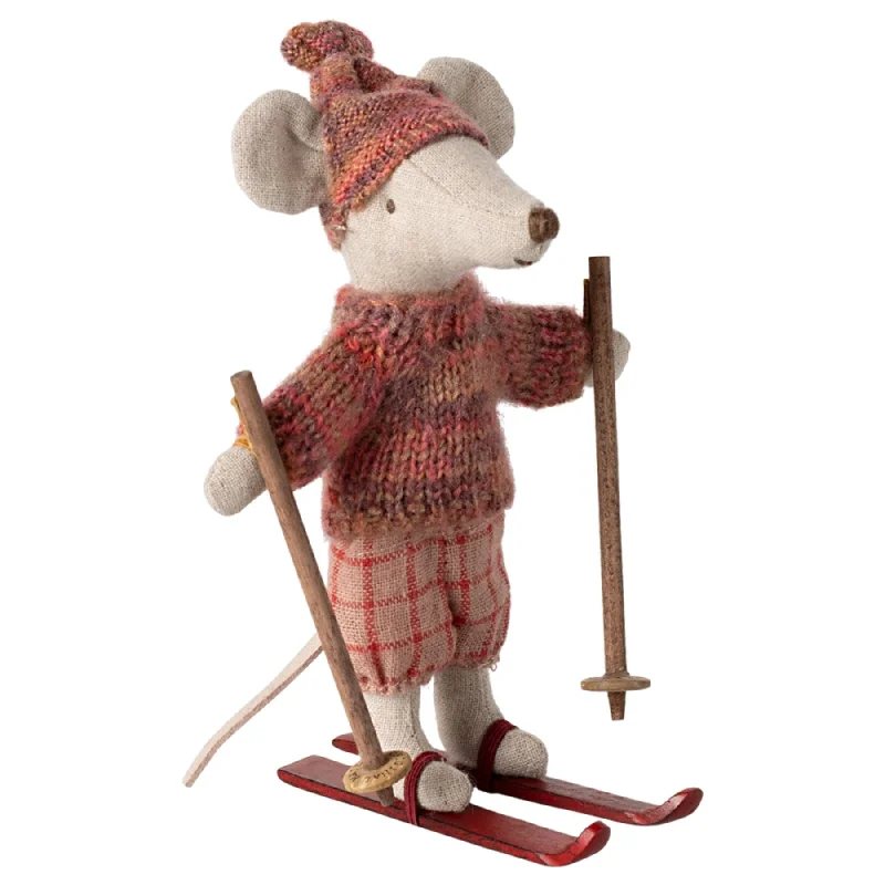 Adorable and tiny stuffed crittersWinter Mouse with Hat Ski Set